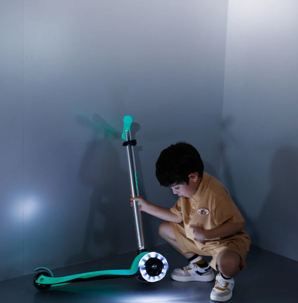 Maxi Micro Deluxe Glow LED - Jelly Green kids Age 5-12 Years - Image 4