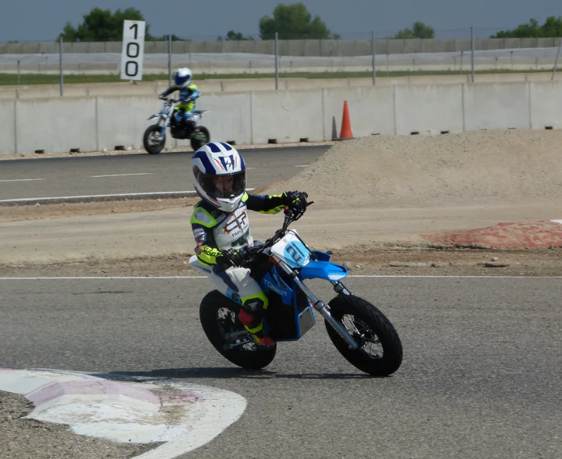 Torrot Supermotard TWO (SM2) – The Ultimate Kids Electric Dirt Bike (Ages 6–12) - Image 6